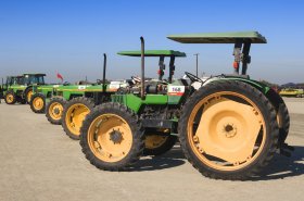 Největší dodávka všech dob? John Deere má vyrobit pro zákazníka 10 000 traktorů!