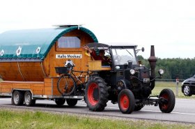 Němec přijel s traktorem na Mistrovství světa ve fotbale, urazil 2 400 kilometrů!