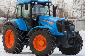 Rusové pracují na nové generaci traktoru Agromash. Má převodovku a navigaci ruské výroby