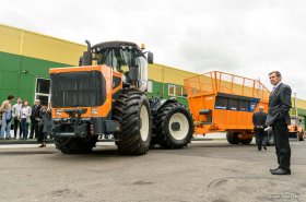 Tato nová běloruská bestie je od výrobce, který nikdy nevyrobil traktor