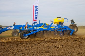 Jednou z novinek mezi volitelnou výbavou je secí jednotka Micro Drill pro výsev meziplodin a travin. Zde osazena na dlátovém kypřiči Triolent.