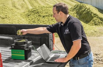 John Deere - HarvestLab 3000 - laboratoř přímo na poli.