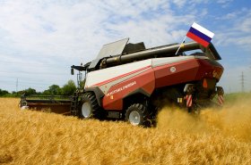 Rusové upřednostňují zemědělské stroje vlastní výroby. Němcům se to nelíbí
