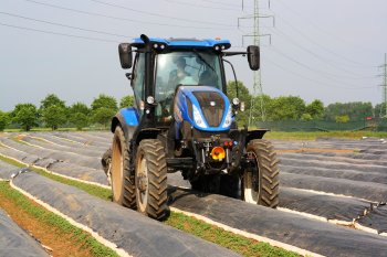 Díky výšce a portálovým nápravám lze s traktorem jezdit ve vzrostlém porostu.