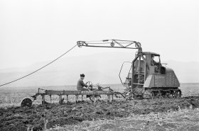 Sověti v 50. letech postavili elektrický traktor s napájecím kabelem. Vynález nyní znovu objevuje světový výrobce