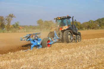 Podmínkou pro fungování systému Autoplough je pluh s plynulou změnou záběru orebního tělesa.