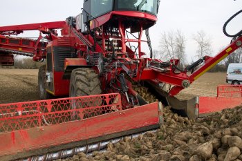 Pás pod kabinou je rozšířen na 90 cm, takže je o 13 % zvětšen prostor.