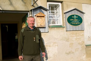 Pan Jiří Urban, jednatel společnosti Lesy Jedlí, s.r.o., před sídlem v Jedlí.