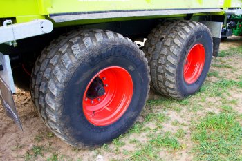 Nízkotlaké pneumatiky Michelin se systémem regulace tlaku v pneumatikách od firmy PTG. 