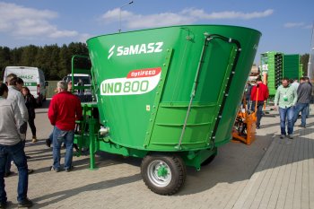 Jednonápravový krmný vůz s jedním vertikálním míchacím šnekem brzy oficiálně dorazí i na český trh. 