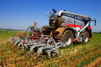 Terra Variant 435 ve spojení se strip-till aplikátorem Vogelsang, který může plnit úlohu i jako meziřádkový kultivátor. Závěs je dostatečně dimenzován i pro pracovní záběry až šest metrů.