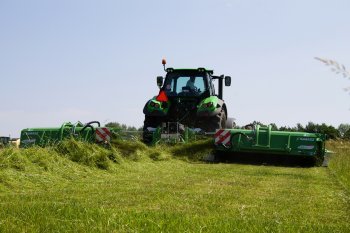 Na fotografii je možné vidět práci shazovacích pásů. Při práci je jen na obsluze, zda je použije nebo ne (buď vůbec, nebo jen jednu stranu či současně - jako na fotografii).