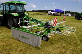 Jednorotorový shrnovač cílí na menší hospodáře. Nevyžaduje ani mnoho výkonu, proto byl ve spojení s levným, mechanickým traktorem Deutz-Fahr 50800.