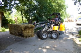 Mininakladač Giant D263SW dokáže usnadnit těžkou práci na farmě