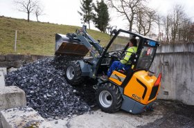 Osm nových kompaktních nakladačů Giant řady G2200 a G2500 pro všestranné použití na farmě