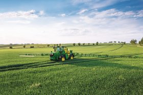 Přichází nová generace samojízdných postřikovačů John Deere