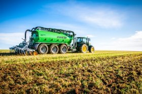 John Deere ukáže elektromechanickou převodovku, která slibuje vyšší účinnost. Pomůže pohánět i nápravy cisterny