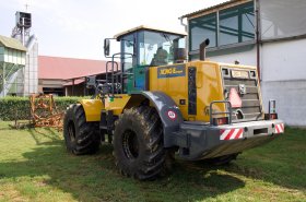 Na Mělnicku jezdí čínský nakladač XCMG AGRI XL, svého předchůdce překonal v mnoha ohledech