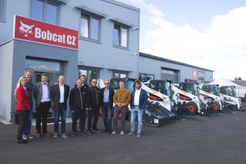 Zástupci společnosti Bobcat CZ, a.s. a Doosan Bobcat EMEA. 