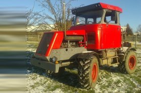 Čech si doma postavil dokonale funkční traktor z dílů Pragy, Avie a Liazu. Vypadá podle toho