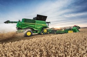 Po deseti letech vývoje přichází sklízecí mlátička John Deere X9 s dvourotorovou koncepcí