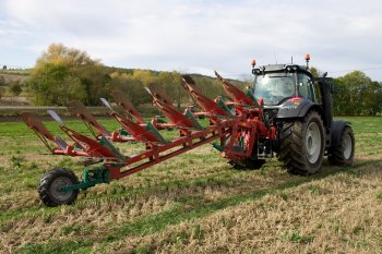 Pluh nové generace 2500 i-Plough s plnou ISOBUS kompatibilitou umožňující veškeré funkce pluhu ovládat z místa řidiče.