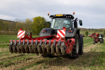 Náhradu pluhu představuje podrývák DTX, který také spadá do půdoochranných technologií.