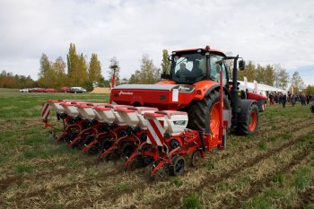 Optima V je vybavena přetlakovými výsevními jednotkami, které pro dávkování osiva nevyužívají podtlak, ale naopak přetlak. 