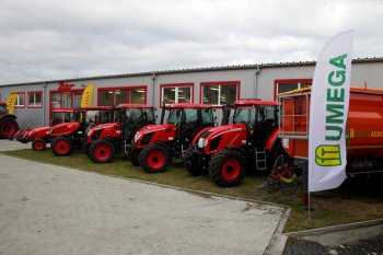 Zákazník má na výběr z několika modelů traktorů Zetor.