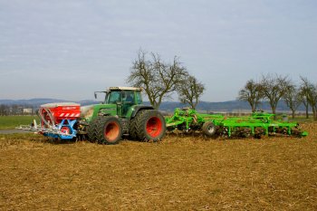 Souprava, která připraví půdu před setím řepky. Podmítač Duro France Compil a v předním závěsu traktoru je zavěšen zásobník Monosem s aplikační rampou od Duro France.