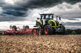 Výhody kolového a pásového traktoru kombinuje Claas Axion Terra Trac, který bude dostupný od roku 2020