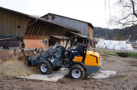 Zkušenosti švýcarských farmářů s nakladačem a manipulátorem GIANT