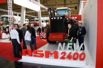 Traktor RSM2400 byl v konfiguraci pro použití na ruském trhu.