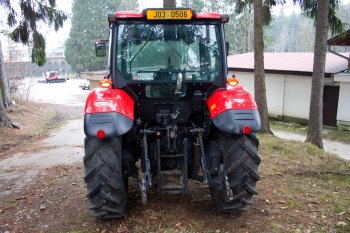 Traktor je využíván při manipulaci s nejrůznějšími materiály a předměty, sečení či odklízení sněhu