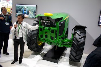 Poloautonomní traktor s integrovaným postřikovačem na ochranu řádkových kultur