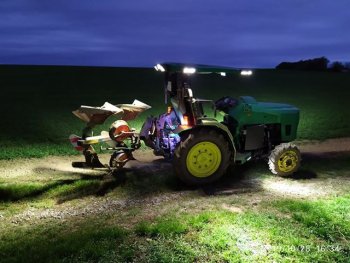 Traktor disponuje kompletním LED osvětlením. Nechybí ani "orební" světla osvětlující brázdu