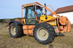 JCB Fastrac v lesní úpravě se téměř nevidí, tento zdolával těžký terén kolem Orlíku