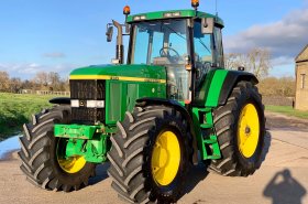 V Anglii se na prodej objevil téměř nejetý John Deere 7810 v dokonale originálním stavu