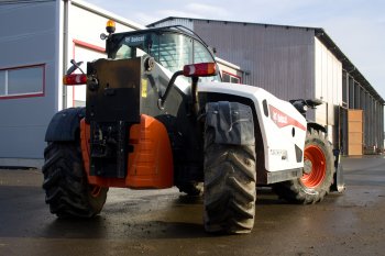 Teleskopické manipulátory Bobcat mají odolné nápravy. Tři režimy řízení kol usnadňují manévrovatelnost