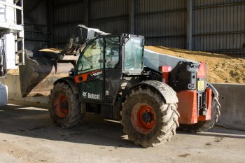 Bobcat TL43.80HF Agri má během roku na starosti nakládku kompostu