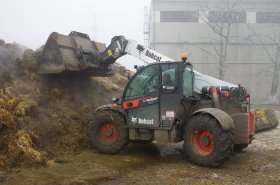 Teleskopický manipulátor Bobcat je v ZS Slatina pod Hazmburkem stěžejním strojem