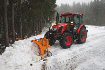 Pokud je potřeba něco naložit či přemístit, je Zetor Proxima 110 GP vybaven i čelním traktorovým nakladačem