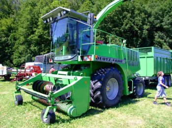 V letech 1996 až 1998 byla vyvíjena a vyráběna pro společnost Deutz-Fahr GmbH progresivní samojízdná řezačka GIGANT 400 o výkonu 400 koní