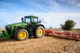 BKT a Lindner pozastavují výrobu, John Deere uzavřel závod v Americe