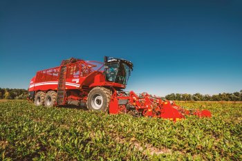 GRIMME kromě secích strojů vyrábí i sklizňovou techniku. Na fotografii vidíme samojízdný sklízeč GRIMME REXOR 630