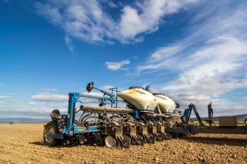 Kinze 3600 (12 řádků) je vybaven hydraulickým systémem přenosu hmotnosti z centrálního rámu na křídla rámu s cílem vytvořit rovnoměrný přítlak na všechny secí botky. Rozteč řádků 75 cm nebo 37,5 cm