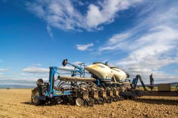 Kinze 3600 (12 řádků) je vybaven hydraulickým systémem přenosu hmotnosti z centrálního rámu na křídla rámu s cílem vytvořit rovnoměrný přítlak na všechny secí botky. Rozteč řádků 75 cm nebo 37,5 cm