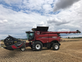 Sklízecí mlátička CASE IH AXIAL-FLOW s žacím adaptérem MacDon o záběru 12 metrů a výložníkem pro systém v režimu sklizně CTF (systém řízeného pohybu strojů)