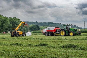 Dieci AgriMax při manipulaci s balíky