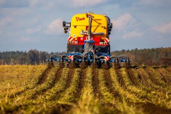 Muck Tiller v agregaci za samojízdným aplikátorem Vredo